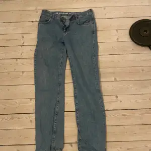 Low waist straight jeans, ganska använda men inga hål osv.