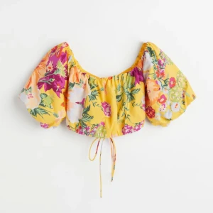 Blus med öppen rygg - Blus i storlek M. Off shoulder och öppen rygg med knytning. Nyskick, endast använd en gång.