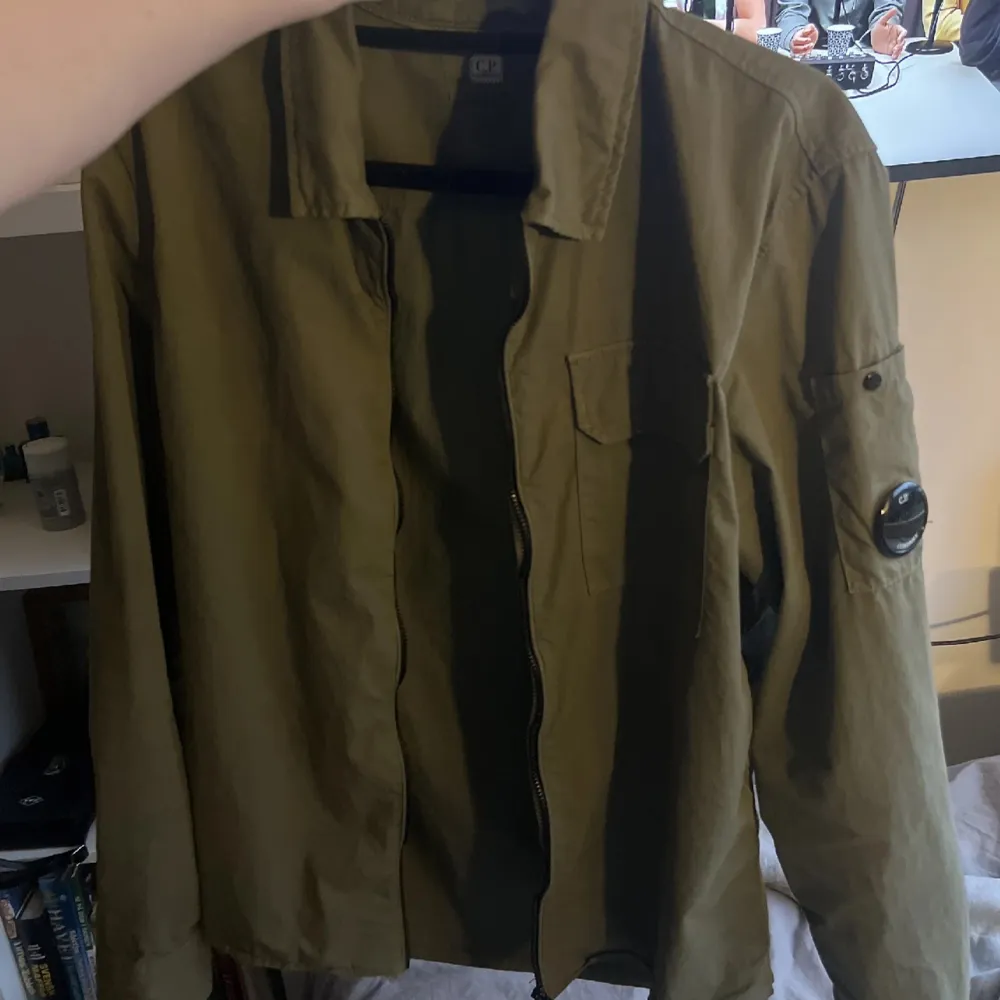 Hej, säljer nu en fet cp company overshirt i storlek M. Skick i 9/10 dvs inga defekter osv. Bara att höra av sig vid frågor! Nypris 3399kr.. Jackor.