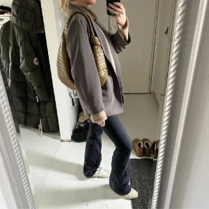 Bottega Venetta liknande väska  - Köpt från en annan tjej på Plick (hennes bilder). Älskar den, men jag har haft den väldigt ofta så jag vill helst sälja🥰   Några band har gått av men inte riktigt något man märker. 