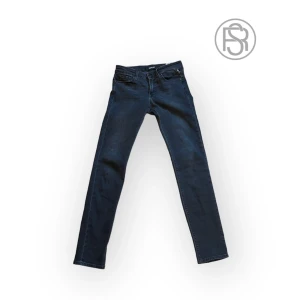 Replay Jeans - Säljer nu dessa fräscha Replay jeansen i storlek 28/30. Ser oanvända ut och är i nyskick. Färgen är ljus svart intill grå.Byxorna säljs för endast 379kr. Tveka inte på att ställa frågor!