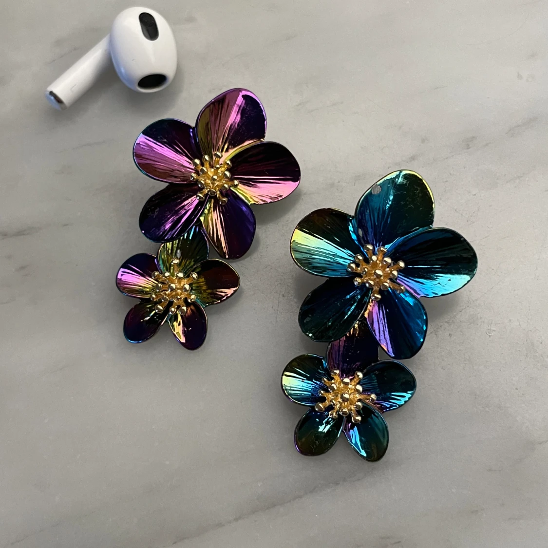 Fina örhängen smycken blommor 