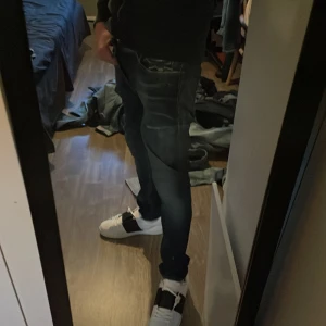 Replay jeans  - Lite små slitna i skrevet inget man ser när man har på sig dom jag är 173 och ni se hur dom sitter på bilden 