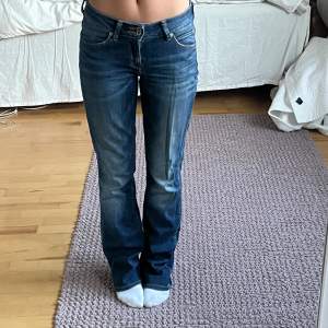 Snitsnygga lågmidjade jeans från Lee. Tyvärr för långa på mig som är 162. Storlek 25/31  Midjemått - 72 cm Innerbenslängd - 84 cm