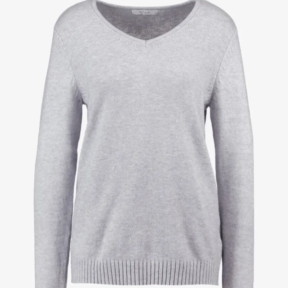Säljer denna trendigga grå stickade tröja från Vero Moda då den blivit för liten. Super mysigt, inte alls stickig. Storlek XS/S. Bra skick. Pris går att diskutera och hör av dig om du vill ha fler bilder. . Tröjor & Koftor.