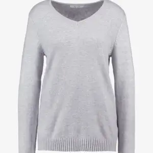 Säljer denna trendigga grå stickade tröja från Vero Moda då den blivit för liten. Super mysigt, inte alls stickig. Storlek XS/S. Bra skick. Pris går att diskutera och hör av dig om du vill ha fler bilder. 