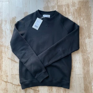 Pier one sweatshirt - Säljer nu en Pier one sweatshirt som är svart i nytt skick ( helt oandvänd ).  Nypris är 400kr! Pris kan diskuteras vid en snabb affär! 
