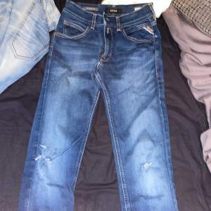 Snygga jeans två hål på knäna ni ser på bilderna hur dom ser ut 
