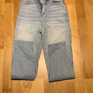 Jeans  - Ej lågmidjade, därav jag säljer de.  Nypris: ca 300 Inte mycket använda. 