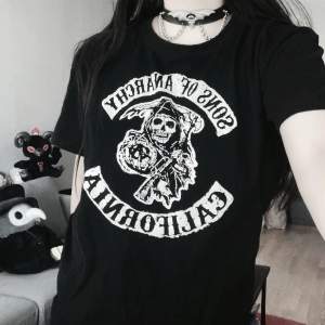 Fräsig Sons Of Anarchy tisha med tryck! 💀⛓️Unisex storlek L (bortklippt lapp) så passar alla från XS-L beroende på önskad passform 📏I bra vintage skick! ✨Köp nu 💌