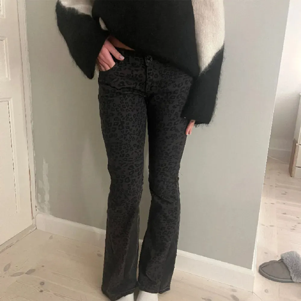 Säljer mina skit snygga leopard jeans köpta här på plick, jätte bra skicka och är i storlek 34🩷. Jeans & Byxor.