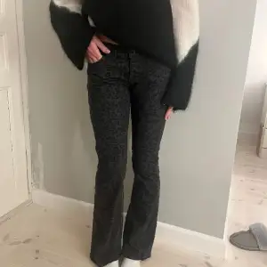Säljer mina skit snygga leopard jeans köpta här på plick, jätte bra skicka och är i storlek 34🩷