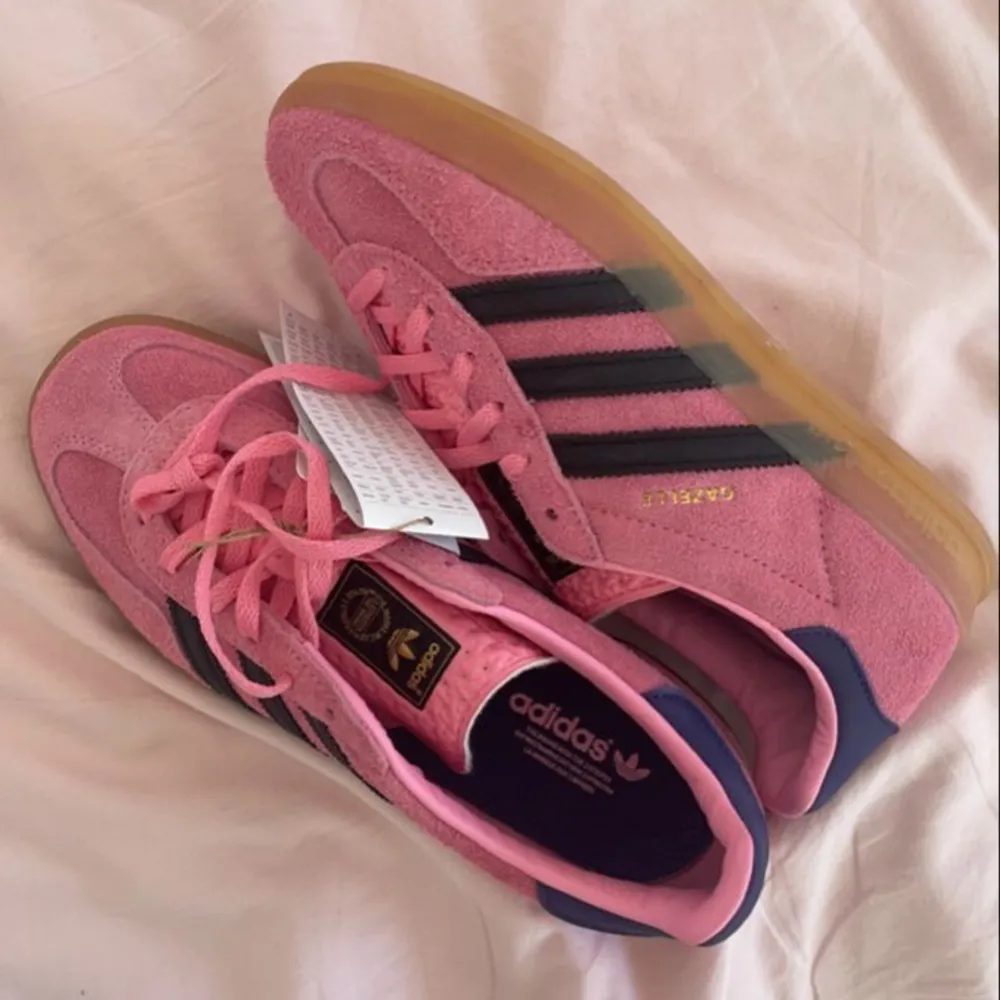 Säljer nu mina skitsnygga rosa adidas gazelle eftersom jag har fyra stycken andra adidas samba och känner att det räcker. Dessa är helt oanvända och kommer med kartongen om man vill🥰 . Skor.