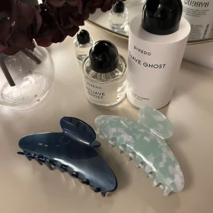 Blå och grön hårklämma  - Perfekta hårklämman för både tunnt och tjockt hår! 💕😆klämman är stor så den passar till alla olika frisyrer och hårtyper!! Så om du är trött på hårklämmor som alltid går sönder eller inte kan hålla upp håret, passa då på att köpa denna hårklämma!🤩💕👌🏼