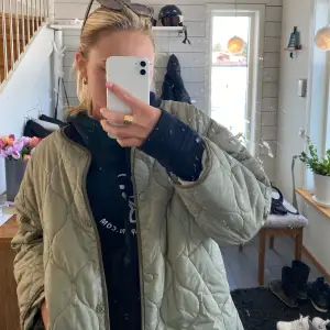 Säljer denna snygga gröna quilted jacka!! Perfekt nu till våren☀️ Pris går att diskutera💕