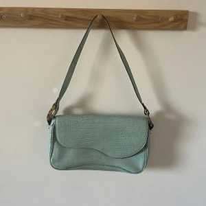 Turkos axelväska  - Knappt använd 