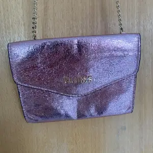 Jättefin liten rosa väska med guldig axelkedja från guess, perfekt till sommaren! Den är i nyskick bara använd 2-3 gånger😍  Pris är diskuterbart