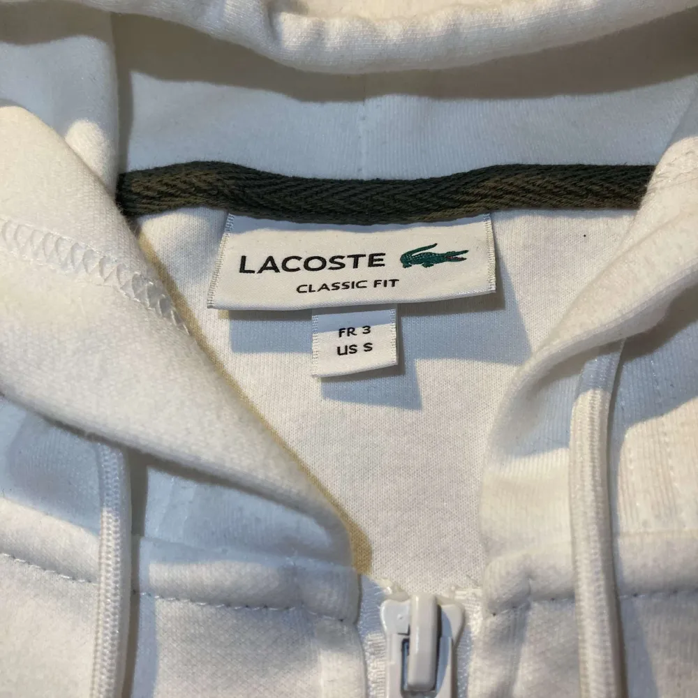 Säljer nu min Lacoste hoodie i storlek S. Nästan helt oanvänd. Vid frågor eller fler bilder kom privat. Hoodies.