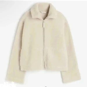 hm teddy flis - !!intressekoll!! köpte den i vintras och den är ganska använd men inga slitningar💕 skriv gärna prisförslag!! den är slutsåld 