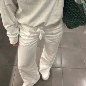 Linnebyxor  - Linnebyxor från alobha. Endast använda en gång nypris 900 men helt slutsålda 