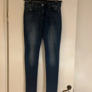 Jeans  - Ett par jeans som har blivit små 