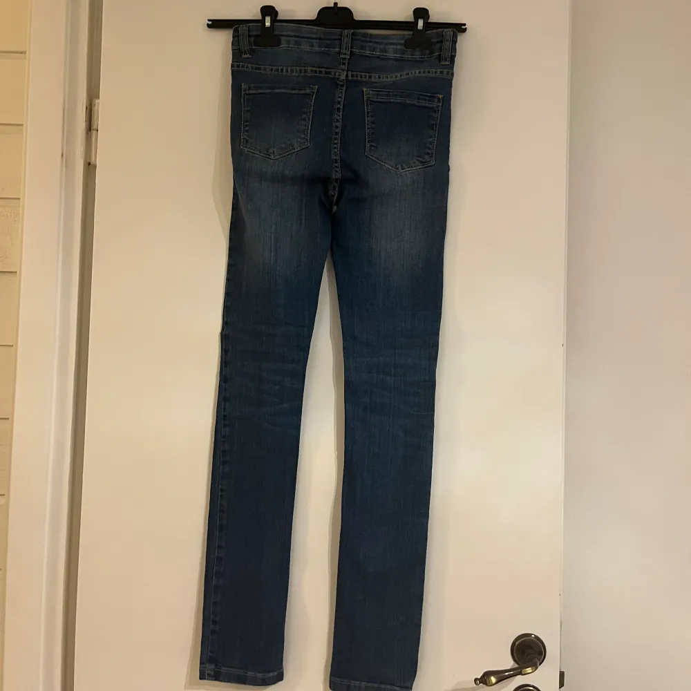 Ett par jeans som är helt oanvända. Men för små. . Jeans & Byxor.