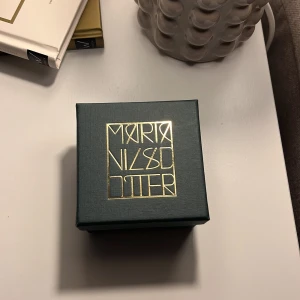 Maria Nilsdotter  - Tänkte göra en intressekoll på mitt fina Maria Nilsdotter halsband i guld. Väldigt sparsamt använt same bytt kedja på halsbandet. Nypris 3495kr (Kom med rimliga bud, INTE under 2000) 