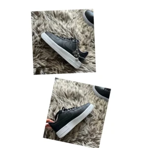 Nike air force 1’07 - Säljer mina inprincipt nya Nike air force 1’07, knappt använda som ni ser. Äkta såklart. Mitt pris 600kr plus frakt.  Stl 36. Smycket går att ta bort o sätta dit igen