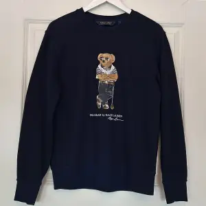 Säljer denna Ralph lauren tröjan pga att den inte kommer till användning. Endast använd några gånger och är därav i nyskick! Exakt denna tröjan med golfbjörnen säljs inte längre någon stans!