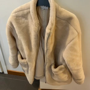 Vit pälsjacka  - Vit pälsjacka från NAKD