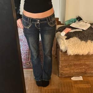 jätte snygga lågmidjade bootcut jeans från wallflower, midjemått: 37cm. Innerbenslängd: 70cm 💕