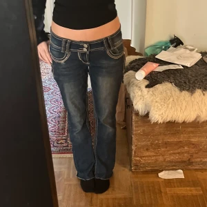 Lågmidjade jeans - jätte snygga lågmidjade bootcut jeans från wallflower, midjemått: 37cm. Innerbenslängd: 70cm 💕