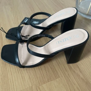 Svarta klackskor  - Super snygga men aldrig använda då ja är dåligt på att gå i klackskor Bredare klack vilket för de lättare att gå i