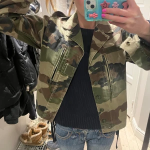 Cool vårjacka - Säljer min super snygga kamouflage vårjacka! Passar perfekt nu till våren 😂 den har som en blekt fläck vid ena fickan som man ser bild 4. Jag köpte den för 800kr vintage men säljer pga fläcken för 500❣️ står ej storlek men passar mig som brukar ha S 🫶🏼
