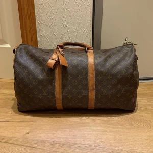 Louis Vuitton Keepall 50 - Tjena!  Dags att sälja även denna keepall då den tyvärr inte får någon användning här hemma. I fint vintage skick utan någon odör eller liknande.   Hojta till vid frågor :)  