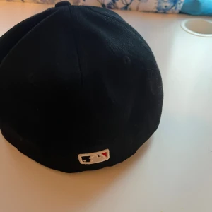 Atlanta braves keps - Säljer en splitter ny Atlanta braves keps med storleken 58.7 cm (7 3/8).   Vid snabb affär kan pris diskuteras!!