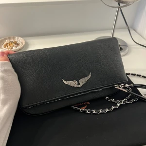 Zadig & Voltaire väska  - Säljer min fina Zadig väska, köpte den för drygt ett år sen och älskar den, men tyvärr har jag aldrig använt den knappt. Den har både en kort och lång kedja till som man får med. De är den stora modellen, nypris 2899🌸 Pris går att diskutera 🩷