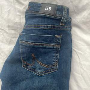 Säljer dessa LTB valerie jeans i storlek 24”32, superfint skick! Endast använda vid två tillfällen och inga defekter💕 nypris 915 från about you, mitt pris 400🫶🏼