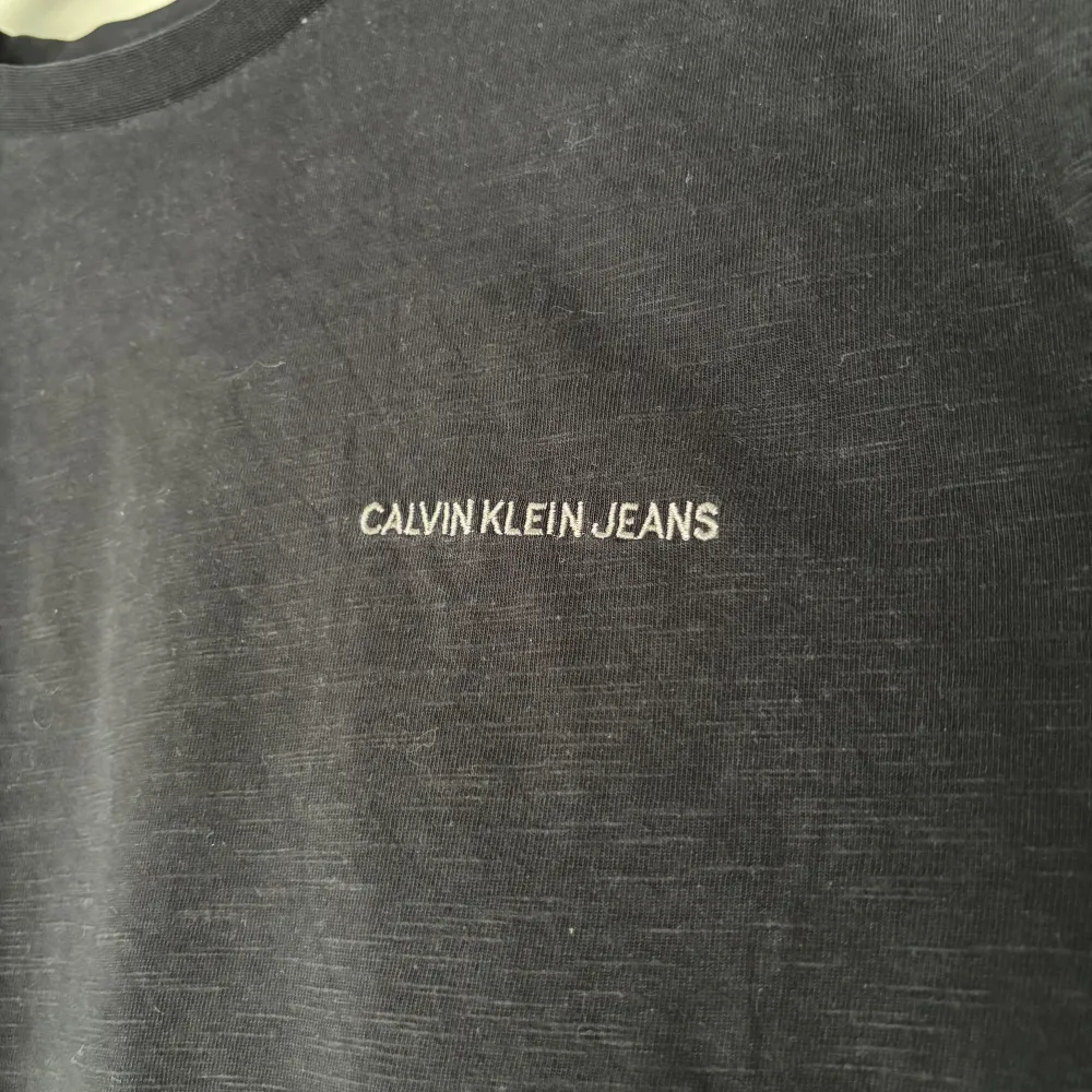 Svart t-shirt från Calvin Klein. T-shirts.