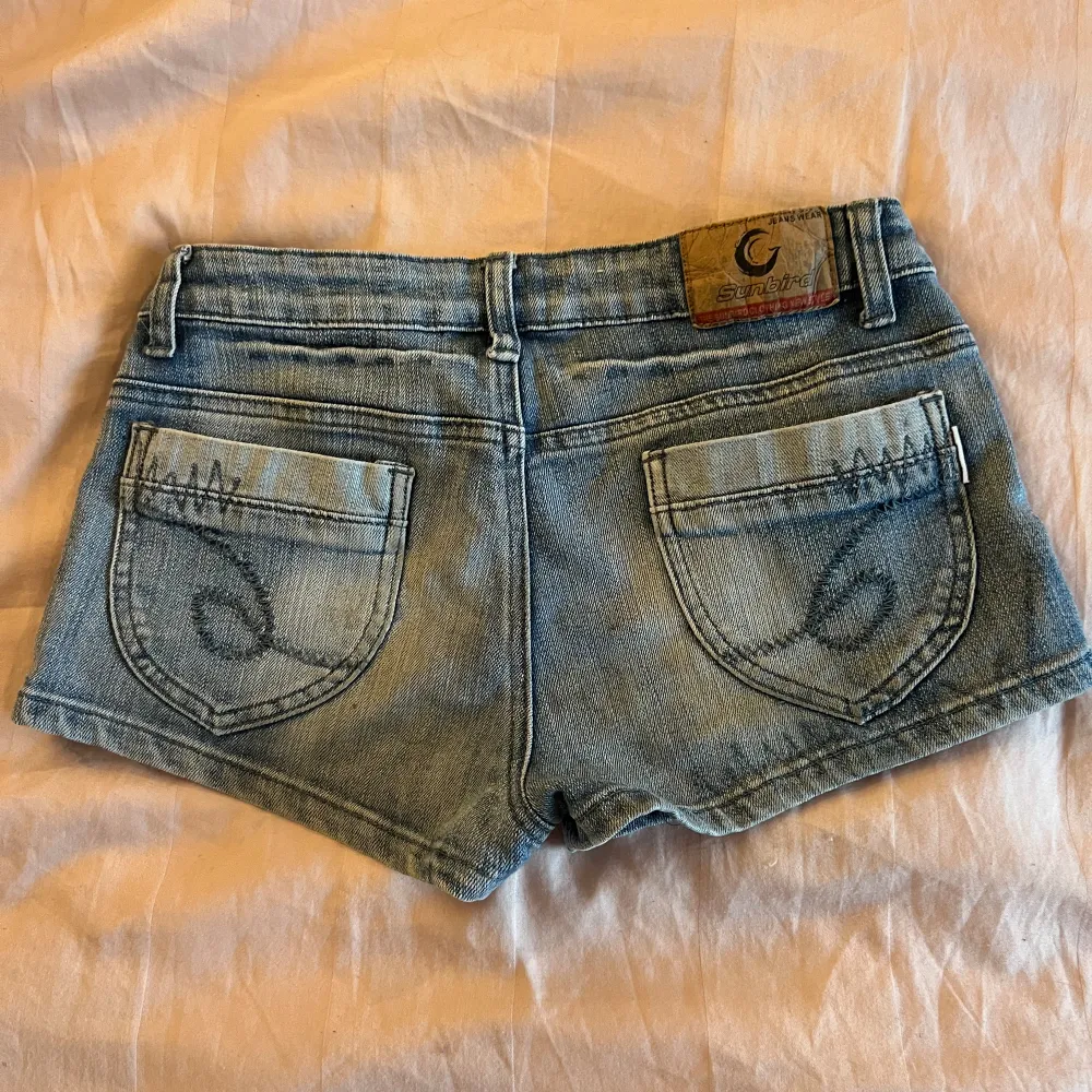Säljer dessa supersnygga lågmidjade shortsen från märket Sunbird Industry 💗 Väldigt bra skick! . Shorts.