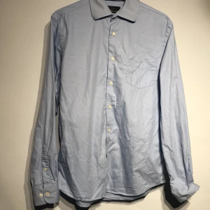 Skjorta  - Säljer min ljus blåa skjorta använd ett par gånget mek fortfarande i bra skick och storlek M