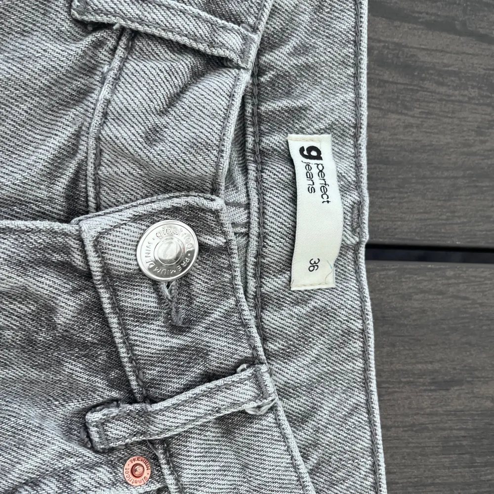 Ett par gråa jeans från Gina!! Dem är i väldigt bra skick och högmidjade!! Nypris ca 400 kr! Har detaljer av slitet och endast använda ca 3 ggr❤️. Jeans & Byxor.
