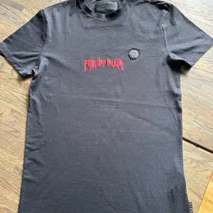 Säljer denna Philipp Plein t-shirten. Använd men i gott skick. Storlek M. Nypris 2300kr.