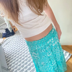 Långkjol! - Säljer min fina lång kjol!! Rensar min gaderob och om jag får ett bra pris kan jag tänka att sälja den. Köptes från en marknad så finns inget märke🩵