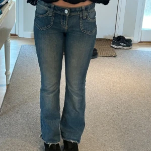 Lågmidjade jeans  - Säljer mina Lågmidjade jeans från Hm som är lite slitna av användning men väldigt populära💗💗 LÅNADE BILDER