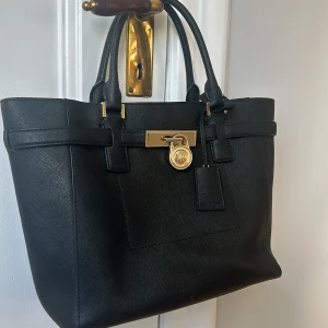 Michael kors väska  - Fräsch, rymlig inuti + bandet kommer med 