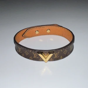 Louis Vuitton armband  - Louis Vuitton armband i väldigt fint skick. Inga repor på lädret eller skador. Äkta självklart (kvitto finns samt låda  mm.) säljer för jag inte använder det längre! Kostar 3000kr i butik/hemsidan. 