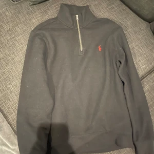 Ralph lauren halv zip - Hej jag säljer min helt nya halvzip, den är en mjuk insida och riktigt skön och fin på utsidan. Denna har två fickor på sidorna av tröjan.  Skick: 9/10