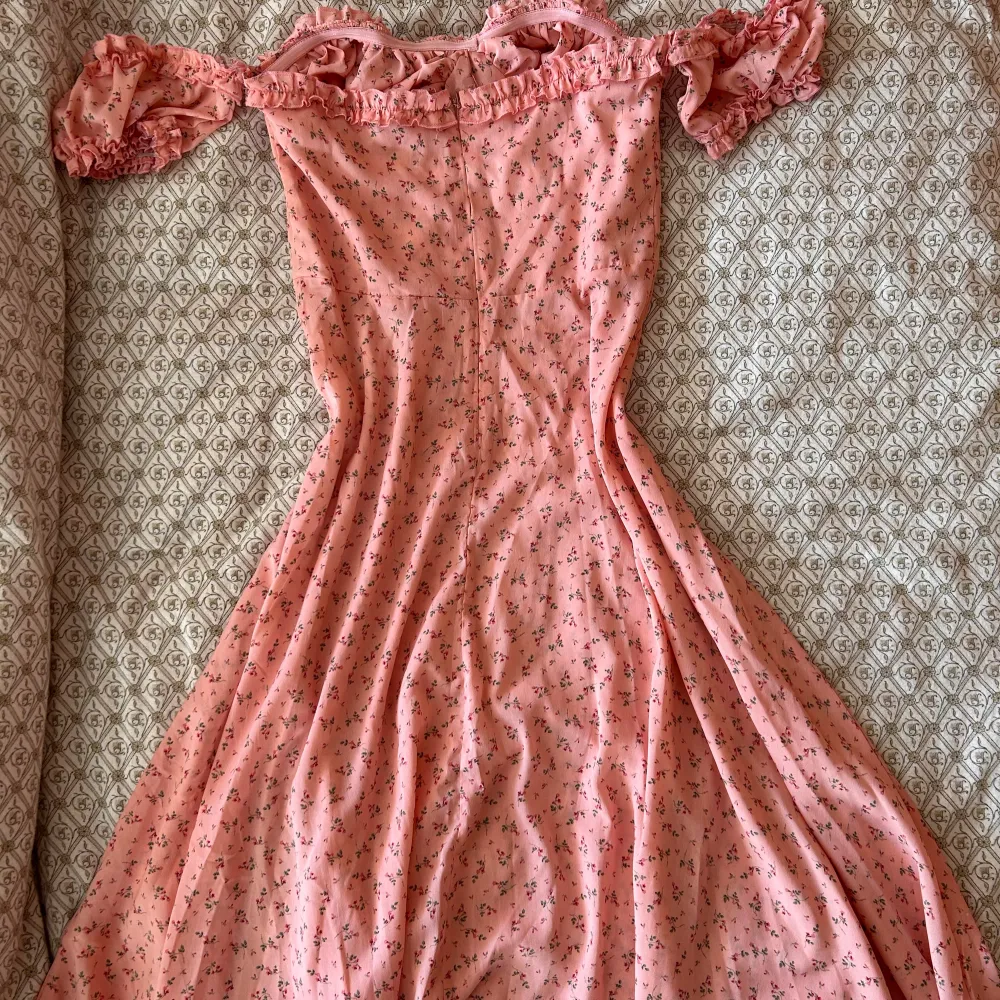 Skitfin klänning som passar perfekt till sommaren! Den är endast använd vid 1 tillfälle och är i ett bra skick. Den är i storlek S och skulle säga att den är sann i storleken🫶🩷. Klänningar.