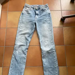Mid/high waist straight leg jeans från zara 💕